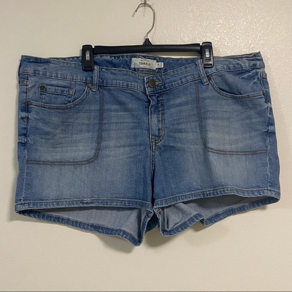 Torrid Blue Jean Mid Rise shorts Size 24 - Picture 1 of 9